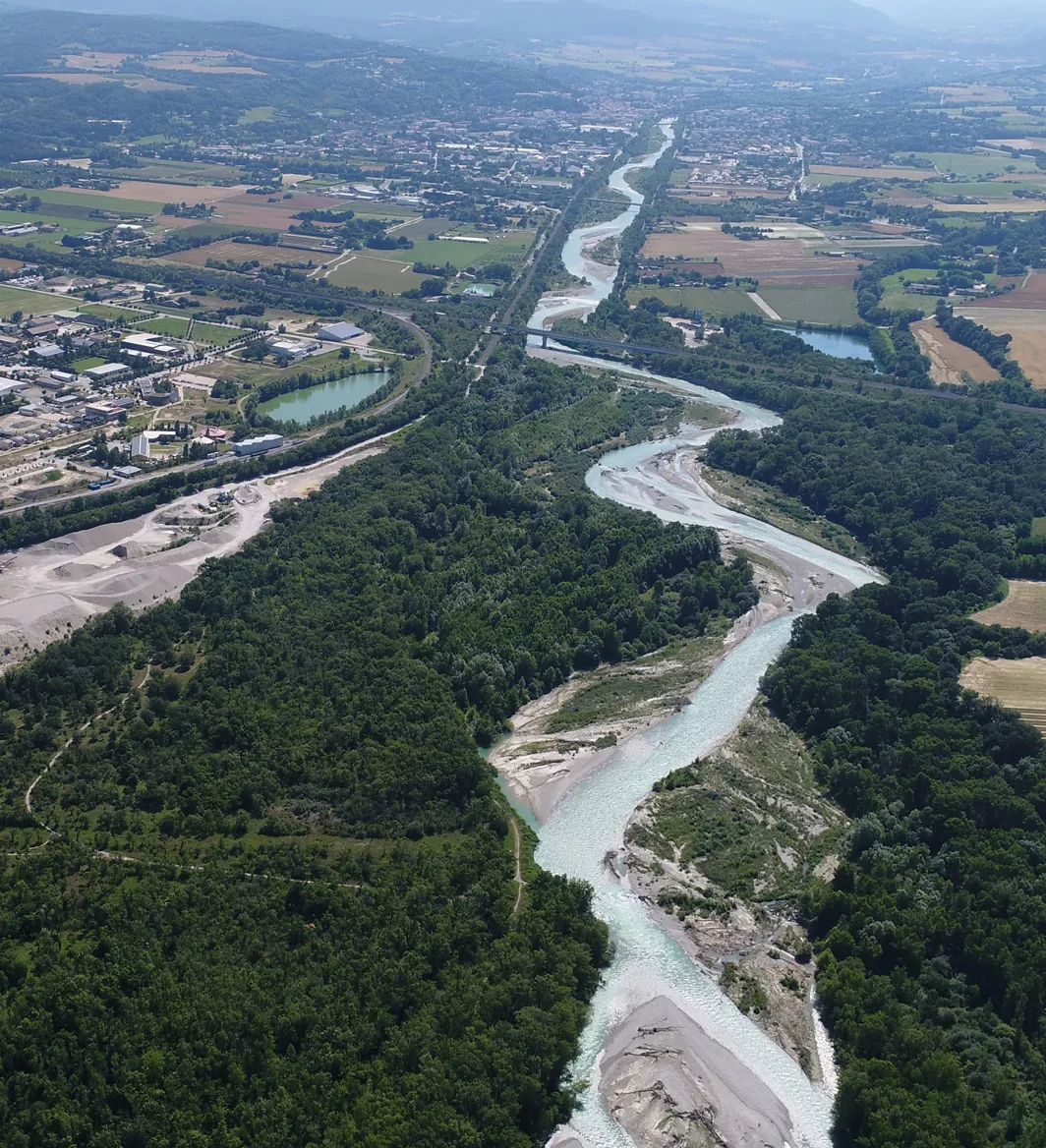 Vue aérienne de l’entonnement de la rivière Drôme entre Allex et Grâne, avec alternance de zones naturelles en tresses et de zones canalisées